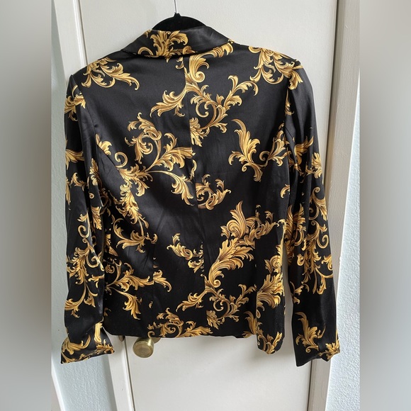 Size: M. 🤩 Eye-catching Blazer. 64% polyester/33% cotton. Worn 1x- like new! - Picture 6 of 9